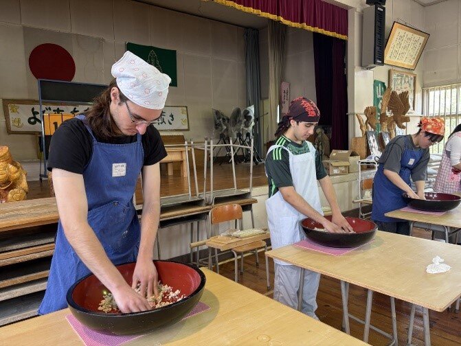 山の楽校で留学生たちと一緒に「そば打ち体験」をしました。