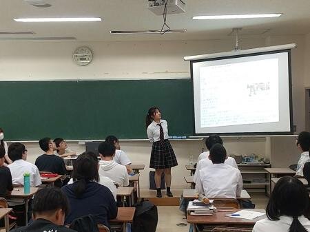 2学年プレゼン会場の様子v2.jpg